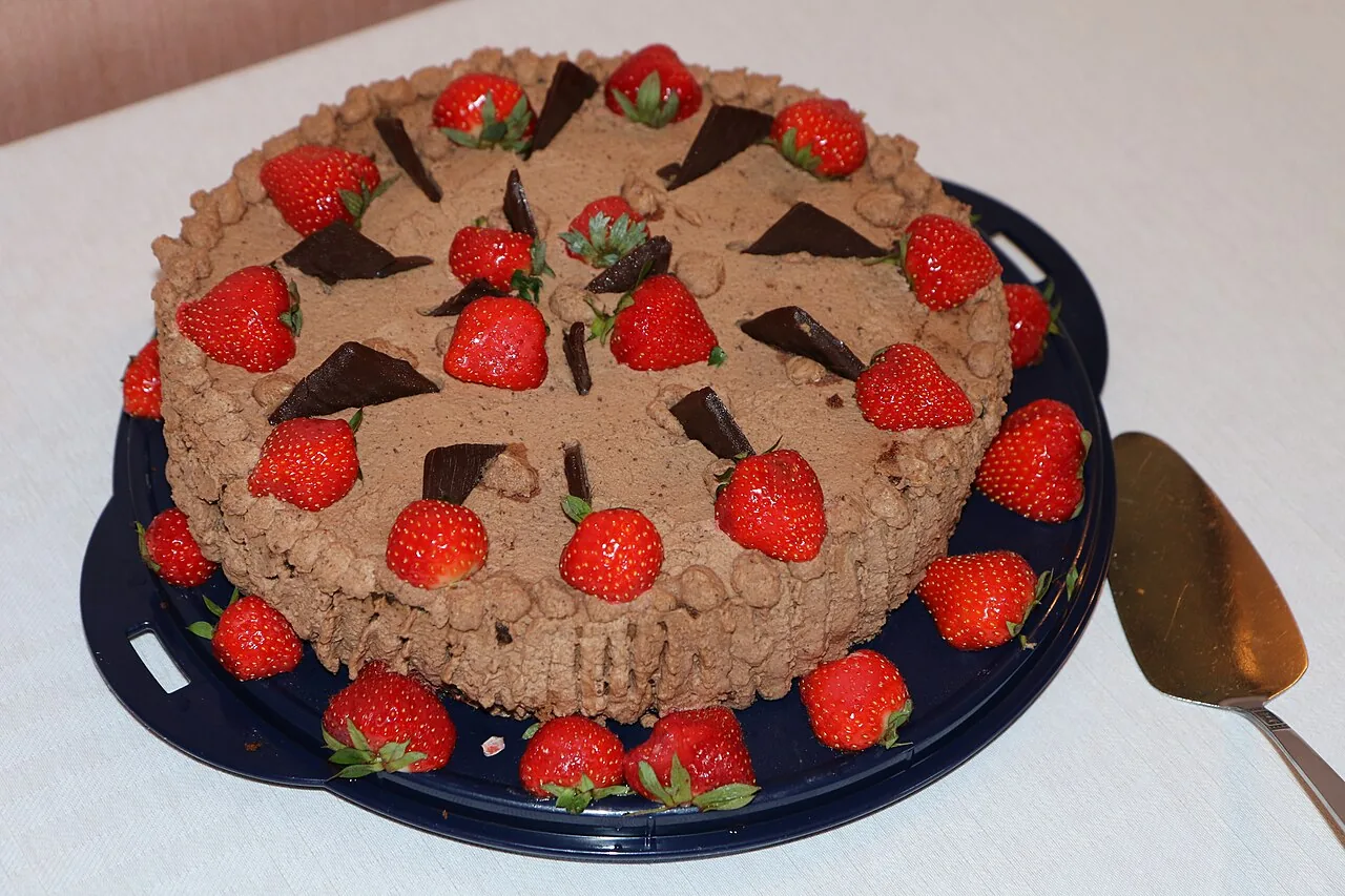 Receita de Bolo de Aniversário com Brigadeiro Branco e Morango